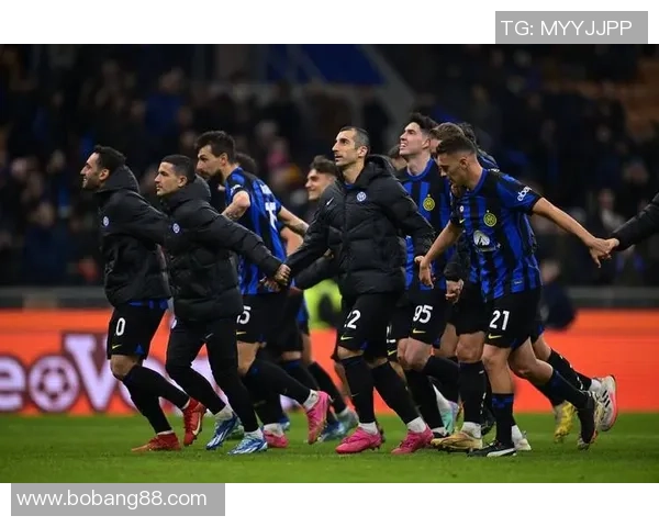 足球明星因伤打石膏休战球迷心痛期待他早日复出重返赛场